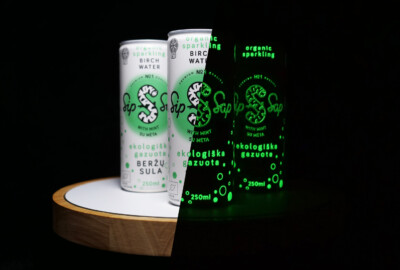 Tumsā spīdošas etiķetes